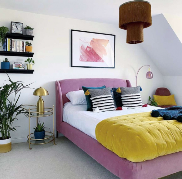 Kamar tidur dengan perpaduan warna kontras yang mencolok